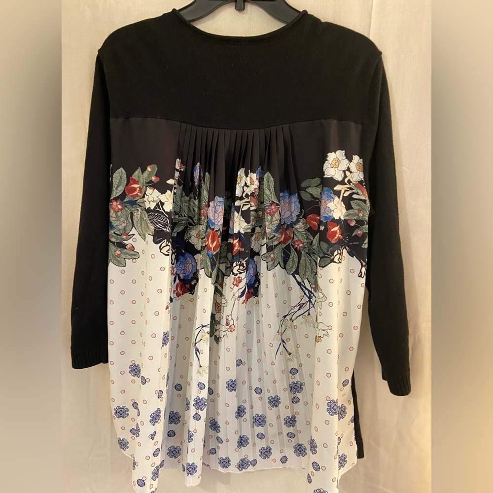 🔥 CHICOS 🔥 size 2 🔥 Fun is around back 😉